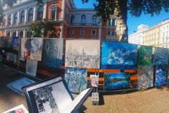Große Ausstellung der Gemälde von Katerina Teresidi im Hermann Gmeiner Park beim Kunstfestival