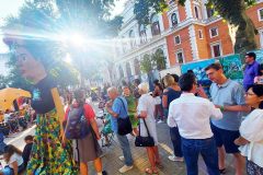 Besucher des Kunstfestivals Kunst am Zaun