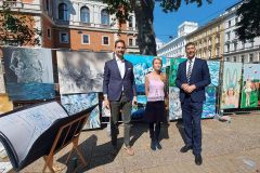 Bezirksvorsteher für den ersten Bezirk MMag. Markus, stellvertretender Bezirksvorsteher mit Mag.art Katerina Teresidi am Börsepark vor Gemälden